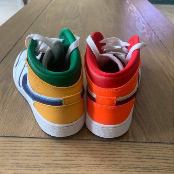 Air jordan 1 mids. Size youth 4 - Picture 4 of 5
